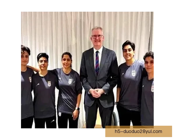 伊朗女足逃亡内幕两女智斗官员